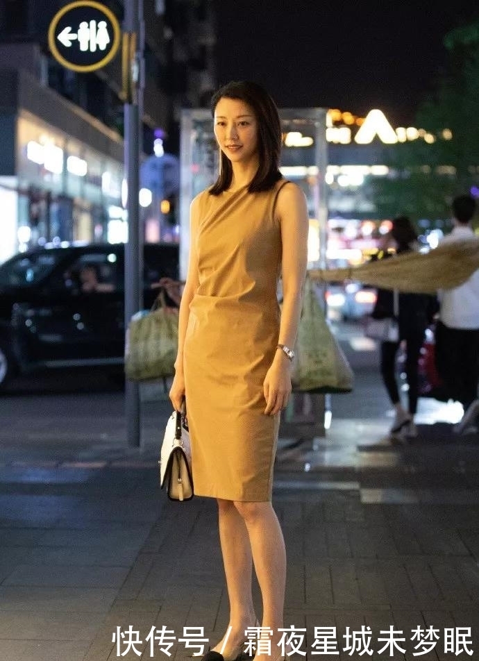 看起来|美女脚上搭配一双浅色系的高跟鞋,很有甜美清新的气质范儿