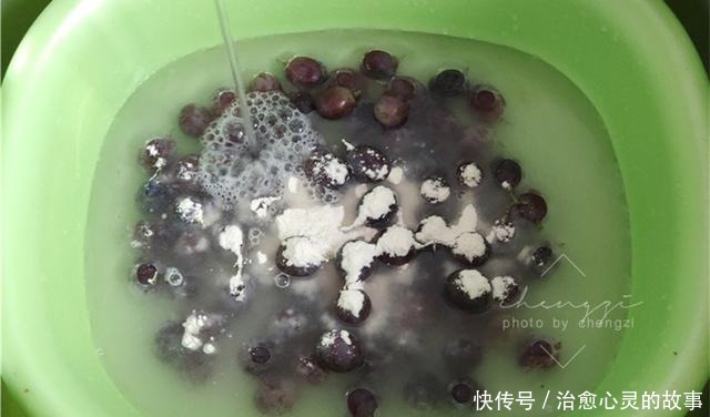 葡萄的时|洗葡萄不能只加清水,多加“这两样”,脏东西悄悄溜走,吃着放心
