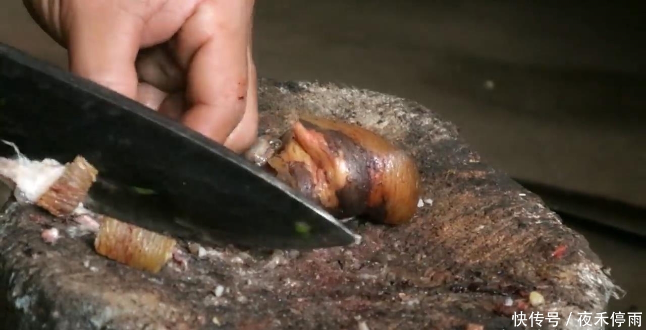 村长|中国小伙砍十斤黑猪肉拜访尼泊尔村长,村长用猪肉炒面招待我