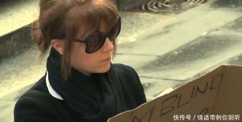 不到|盲人乞丐乞讨不到钱，美女路过写了15个字后，路人纷纷施舍