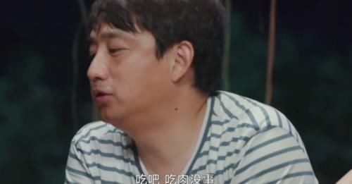 黄晓明|黄晓明吃肉减肥法,一粒米不吃,饭桌上和彭昱畅抢肉吃:分我一点