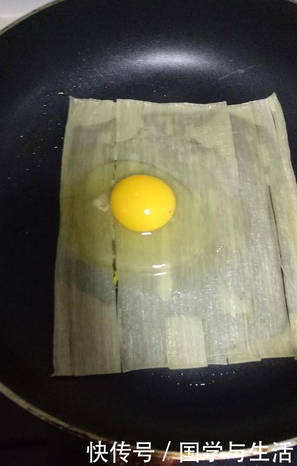 小吃|大妈在校门口卖的小吃,1个6元,每次排长队才买到,便宜又好吃