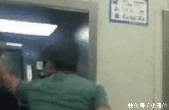 试了试|男子捡到银行卡背面有密码，忍不住去ATM机试了试，看到余额手抖了