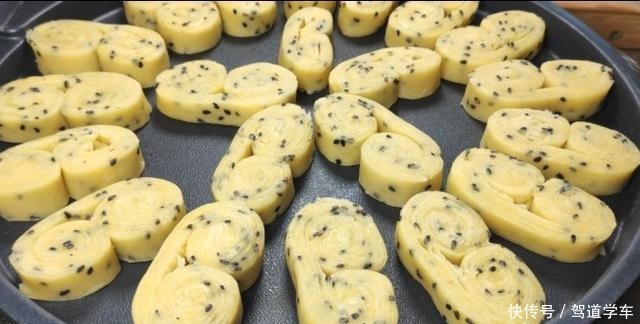 酥脆|面粉中加入两个鸡蛋,香甜酥脆,层次分明,越嚼越香,上桌就光盘