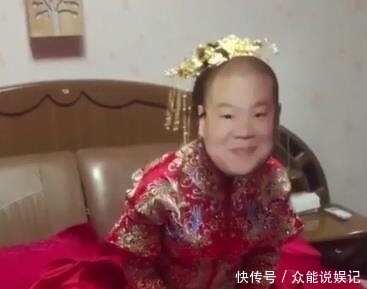众人|新郎去接亲,众人闹洞房,给新娘戴上面具,太有意思了