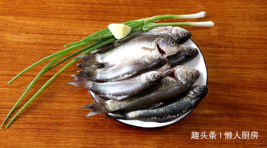 汤白|记住3点,你也能熬出一碗汤白如牛奶的鲫鱼汤,火候很重要