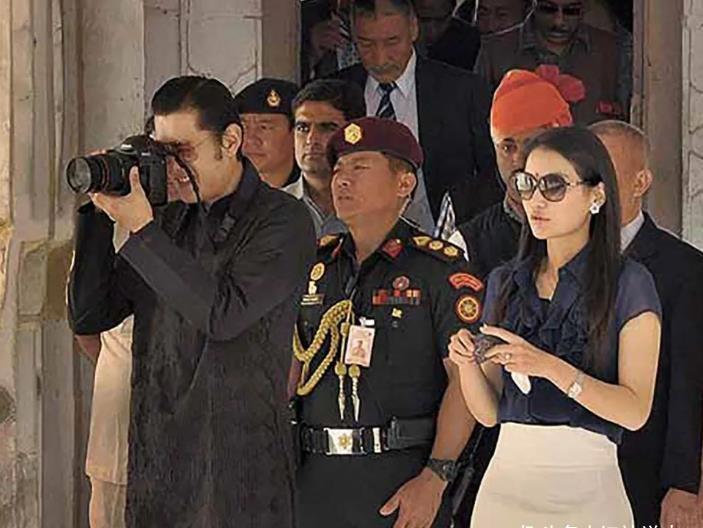 不丹王室|30岁佩玛罕见当老师!整个教室座无虚席,冰山美人终于微笑了