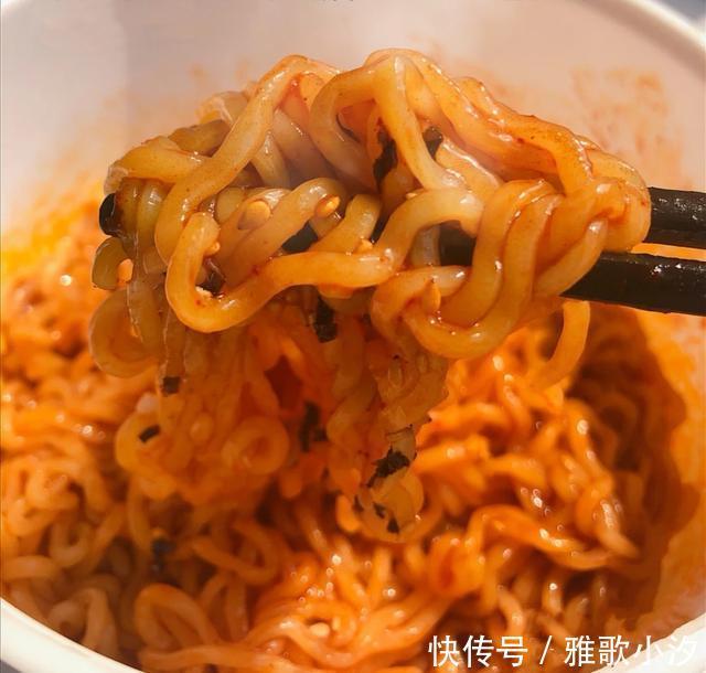 飘香|大学宿舍里公认“最好吃”的5种泡面,最后一种,飘香十里!