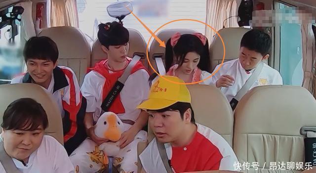画面|鞠婧祎系安全带方法太特别,需要三个男嘉宾帮忙,这画面没看错吧