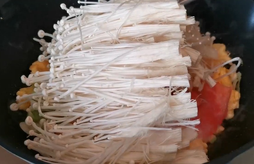 鲜香|金针菇营养非常丰富,只需要搭配一个西红柿,鲜香美味,超级下饭