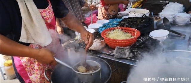 街头|大叔街头卖“少数民族”小吃,5元一份生意火爆,每天座无虚席!