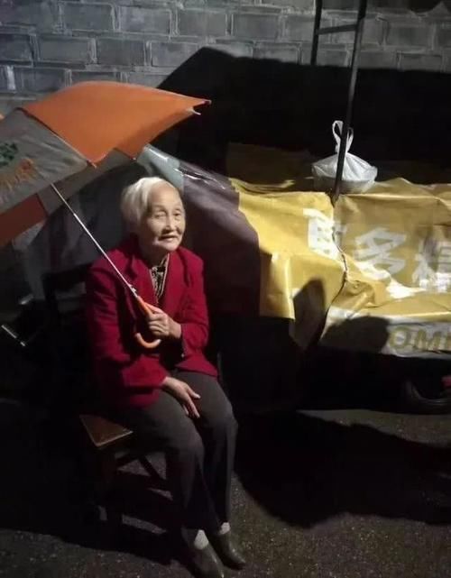 带走|12岁，母亲改嫁带走弟弟妹妹，58岁，他把瘫痪的母亲埋进墓坑