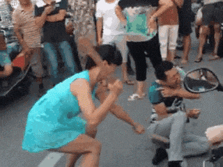 光脚|搞笑GIF:光脚的不怕穿鞋的,真心凭真本事吃饭