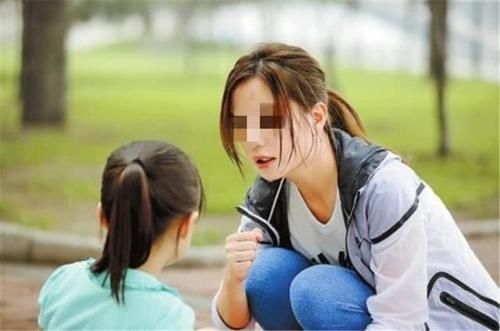 婚礼|婚礼现场，16岁叔叔接受30岁新郎大侄子跪拜，掏红包场景逗乐宾客