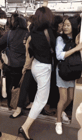 GIF|搞笑GIF:在外面抓了一只鸡,你们看是红烧好,还是清炖呢!