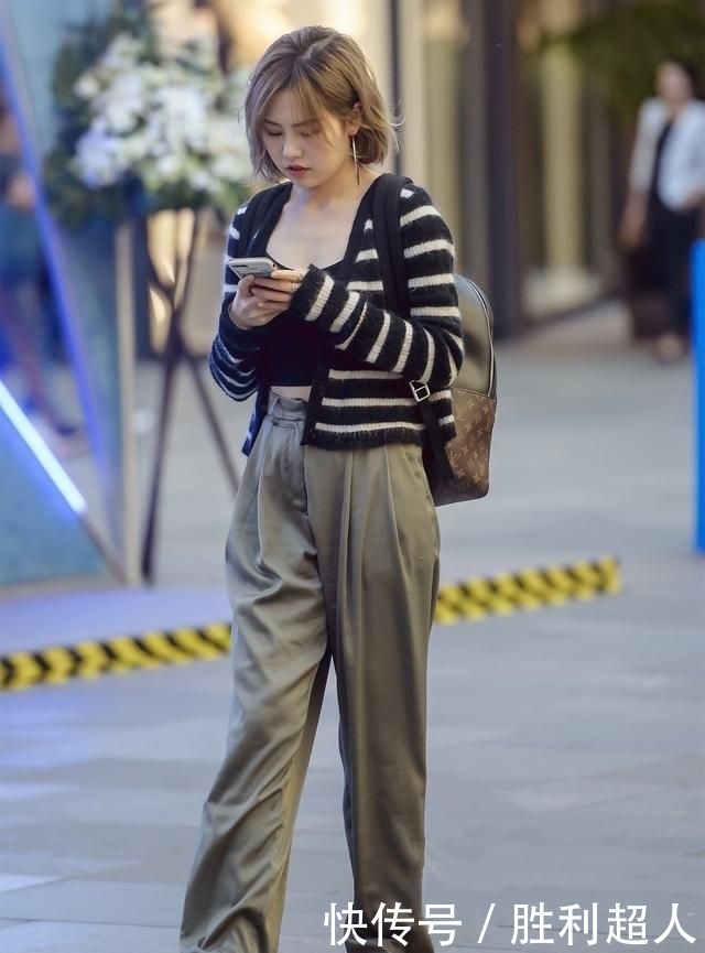 小姐姐|街拍美女:小姐姐简简单单的搭配,却给人耳目一新的感觉