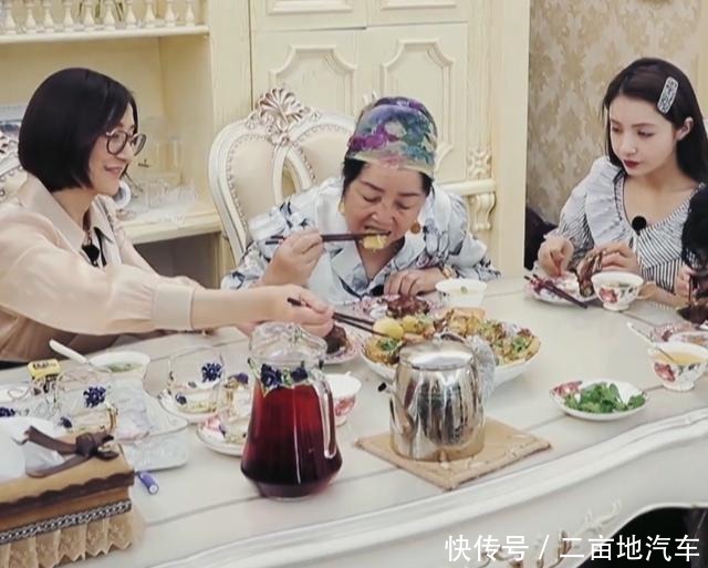 盛情款待|麦迪娜妈妈盛情款待婆婆,当早餐端上桌后,原谅我一口也吃不下
