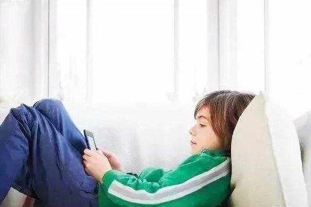  别晚|多数孩子存在“脊柱侧弯”，问题在于父母，矫正别晚于这个时间