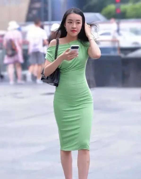 身上穿|街拍:小姐姐身穿双层裙,脚踩方根凉鞋,看上去十分的有气质