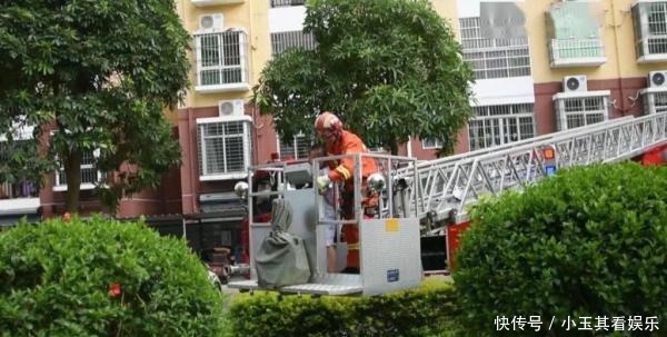  小孩|惊险！男童悬挂四楼防盗网，摇摇欲坠一刻他们来了！
