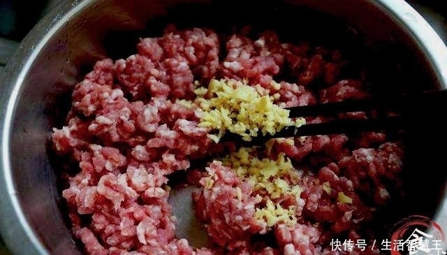 香浓|调肉馅，先放油还是先放盐？大厨教你正确做法，香浓可口又多汁儿