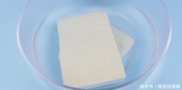 肉末|想吃肉丸子,用这种做法,肉末加一块老豆腐,锅里一炸,真香