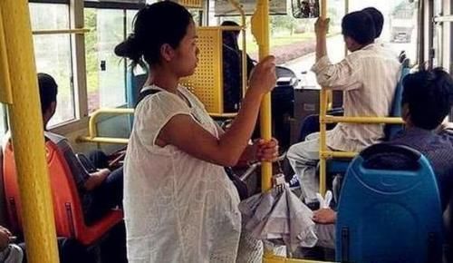 闺蜜|孕妇强制14岁男孩让座，妈妈理智回怼，一句话给全车人上了一课