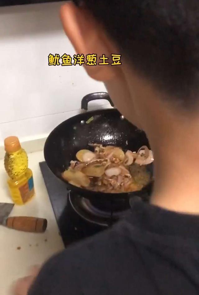  女儿|儿子半夜悄悄做宵夜，妈妈掐着饭点“蹭饭”，网友：和我女儿很配