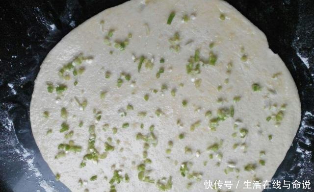 葱花|香菜葱花油饼这样做,色泽金黄香味十足,健康又好吃,一次吃不够