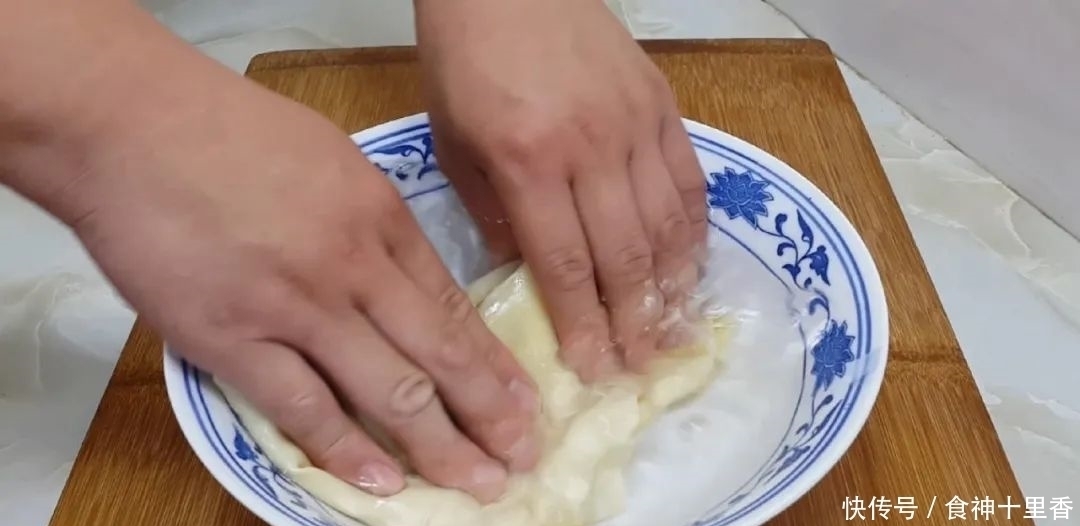 孩子|糯米又出新吃法,加2把红枣,个个焦脆又软糯,出锅孩子抢着吃