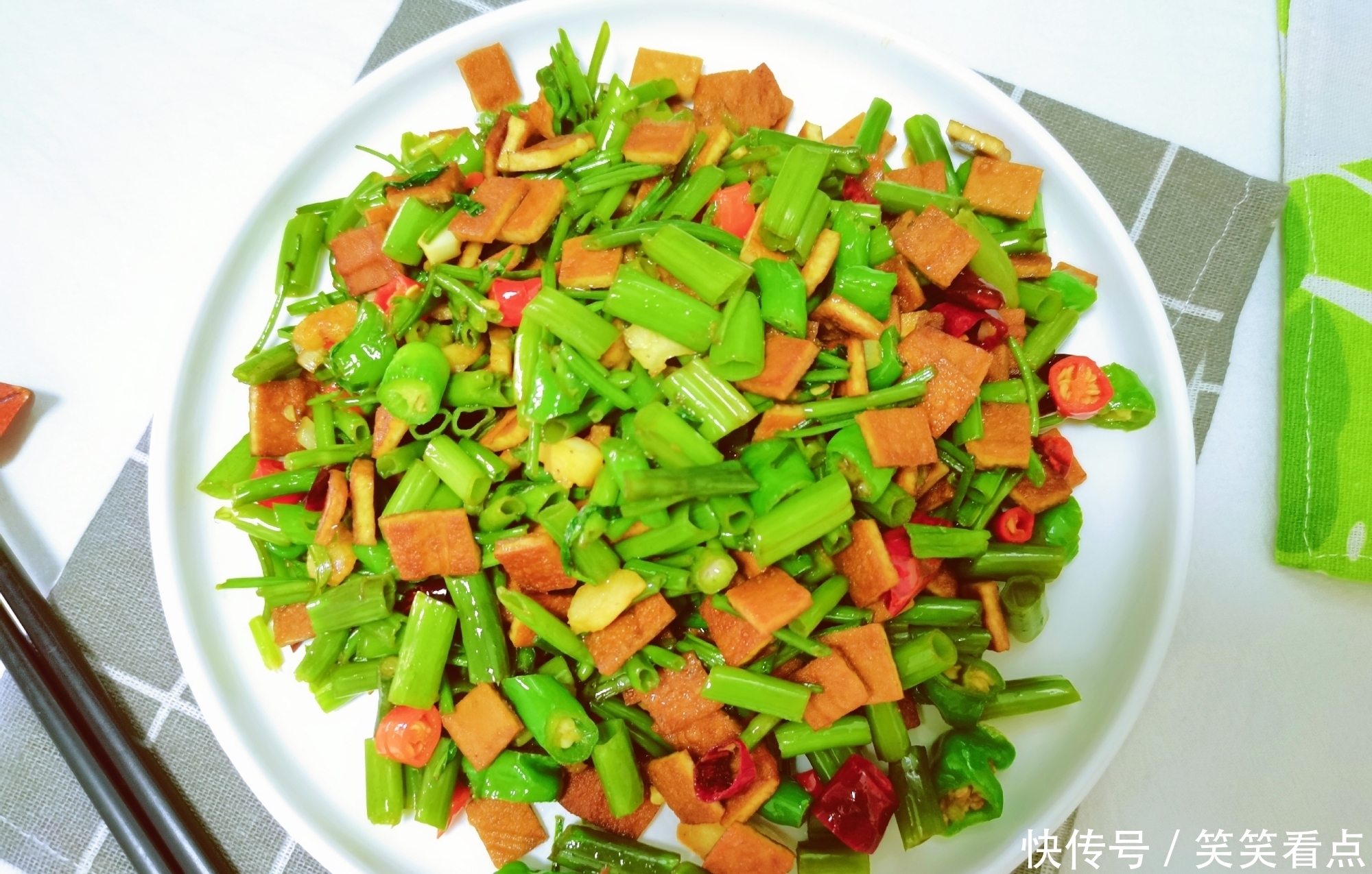  更是|夏天，这碱性蔬菜要常吃，2元一大把，钙含量更是番茄的12倍