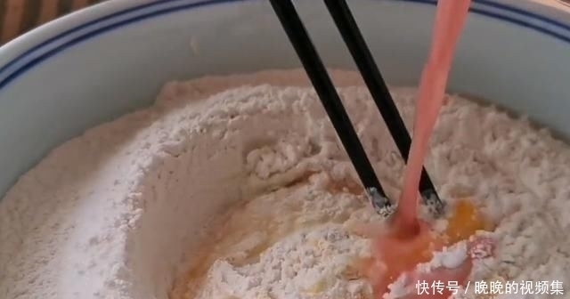 面粉|面粉别蒸馒头了,加2个西红柿,不用蒸不用烙,出锅比吃肉还香