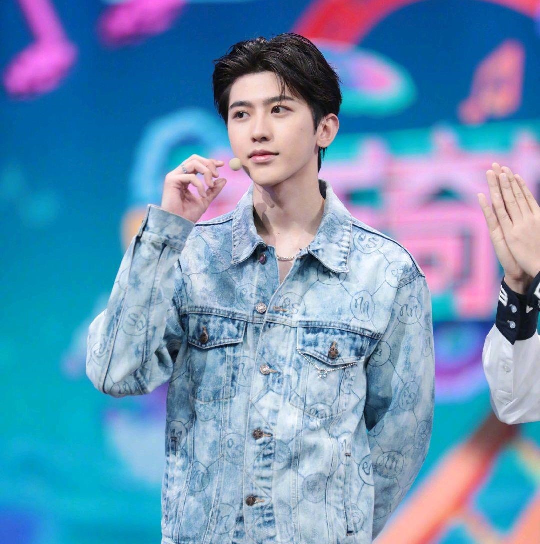 蔡徐坤的表|蔡徐坤萌萌哒亮相《快乐大本营》,“坤三岁”重出江湖