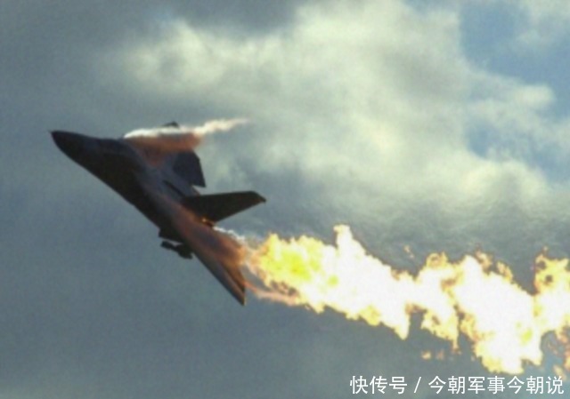 事故|一个月发生四起事故!美国2架灭火飞机相撞坠毁,飞行员当场遇难