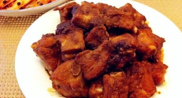 口感|焯排骨用“冷水”还是“沸水”做错了肉发柴,以后别犯这错误了