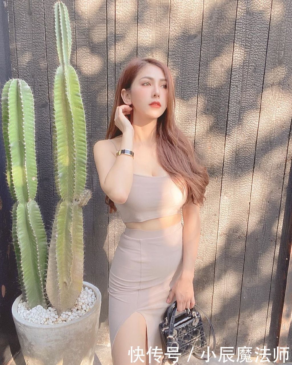 自我|小姐姐爱穿背心套装,少女活力满满,展现自我的性感气质!