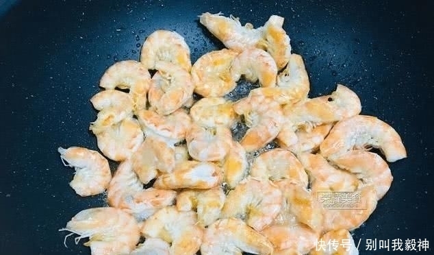 上桌|连壳吞的椒盐虾,一上桌就被扫光,好吃到忘记吃饭,教你怎么做吧