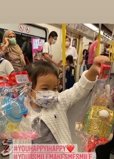 霍启刚|霍启刚带女儿坐地铁，晒合照高调表白:“爱你，我的心肝”