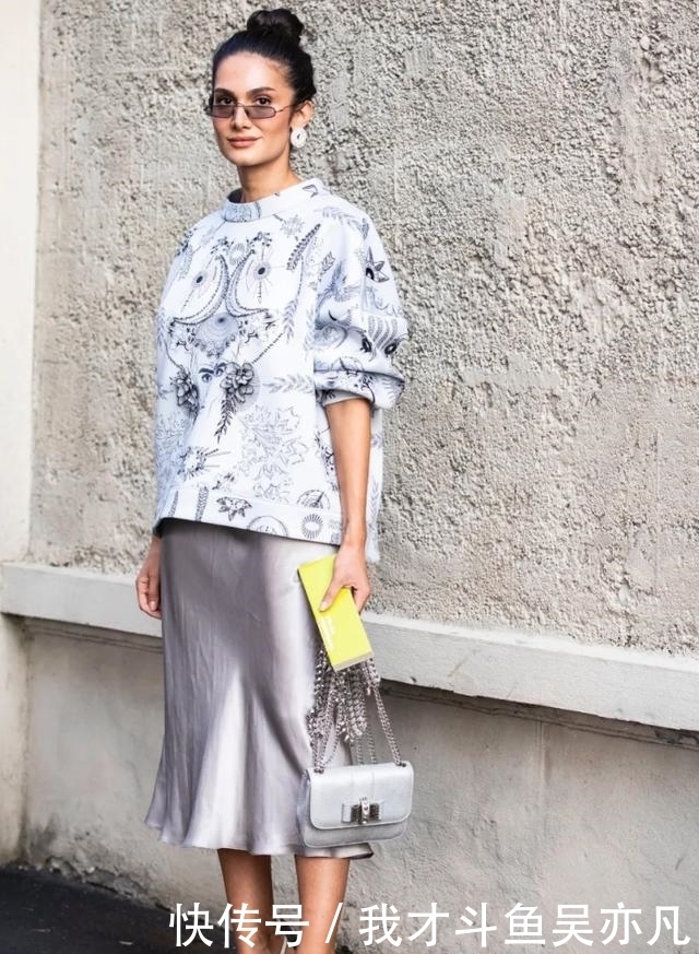 卫衣|卫衣+半裙=早秋最火混搭套路,时髦炸了