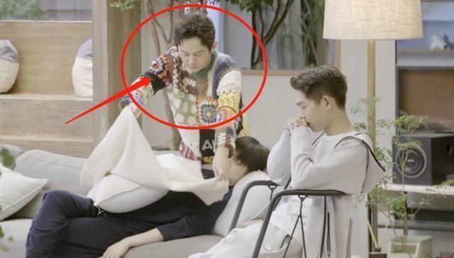 何炅|谢娜周震南累到睡着,何炅随后的举动,暴露了个人修养