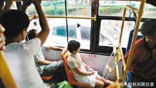让座|公交车上大妈让孕妇让座，理由：跳广场舞很累?