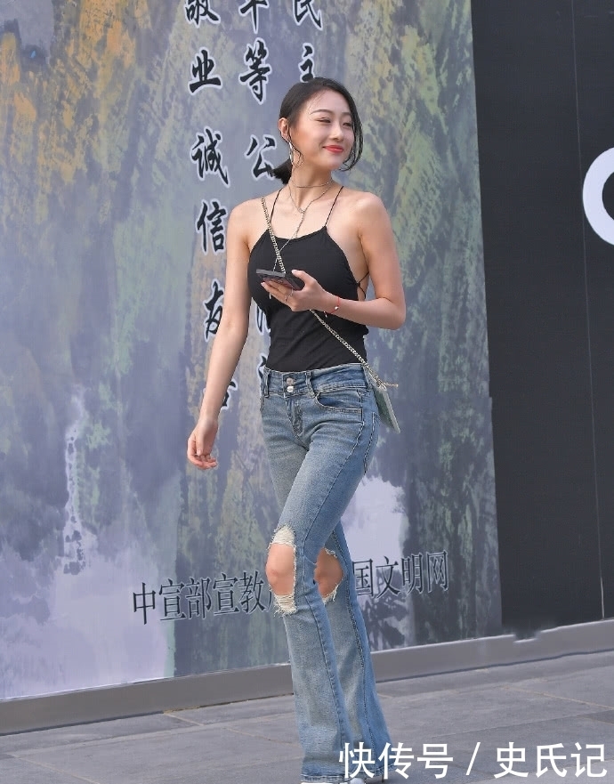  肚兜|肚兜装搭配阔腿裤显高又清凉，这小姐姐的穿搭有女人味！