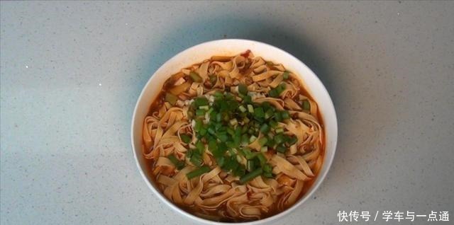 锅内加入|干豆腐不是只能凉拌吃,这样做更诱人,香辣入味,比吃肉过瘾