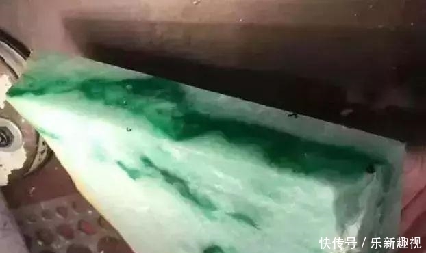  翡翠|缅商要价300万的翡翠原石，一刀切开高兴地跳起来！