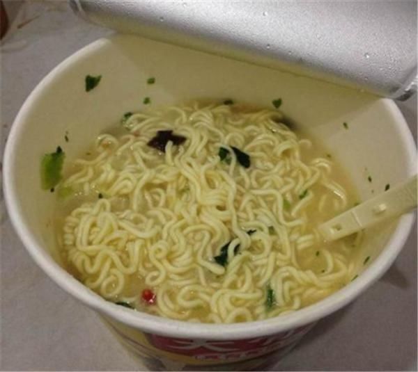 红烧牛肉面|如果你兜里只有5块钱,5款泡面你买哪个多数人选图2