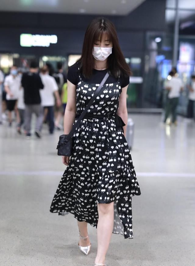 黑色的衣服|柳岩瘦了更好看了,短袖搭条开叉裤,身材又“扁”又高真迷人