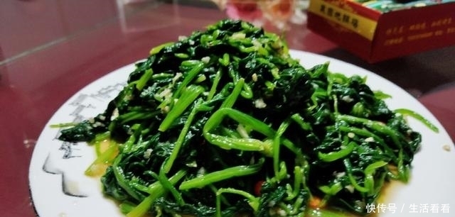 堂弟|堂弟18岁生日,二叔在临沂特色农家乐点一桌菜,两大家人吃嗨了