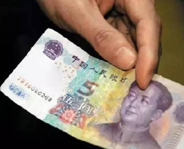  块钱|如果走在路上有人问你借5块钱，别犹豫马上跑开，赶紧告诉爸妈