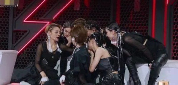 跳舞|万茜受伤依然站C位,全员单手跳舞有团魂,宁静顾全大局帮忙拉票