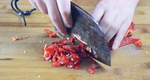 适量的食用|活了30年,才知道皮蛋居然可以这么做,不凉拌生吃,上桌就抢光